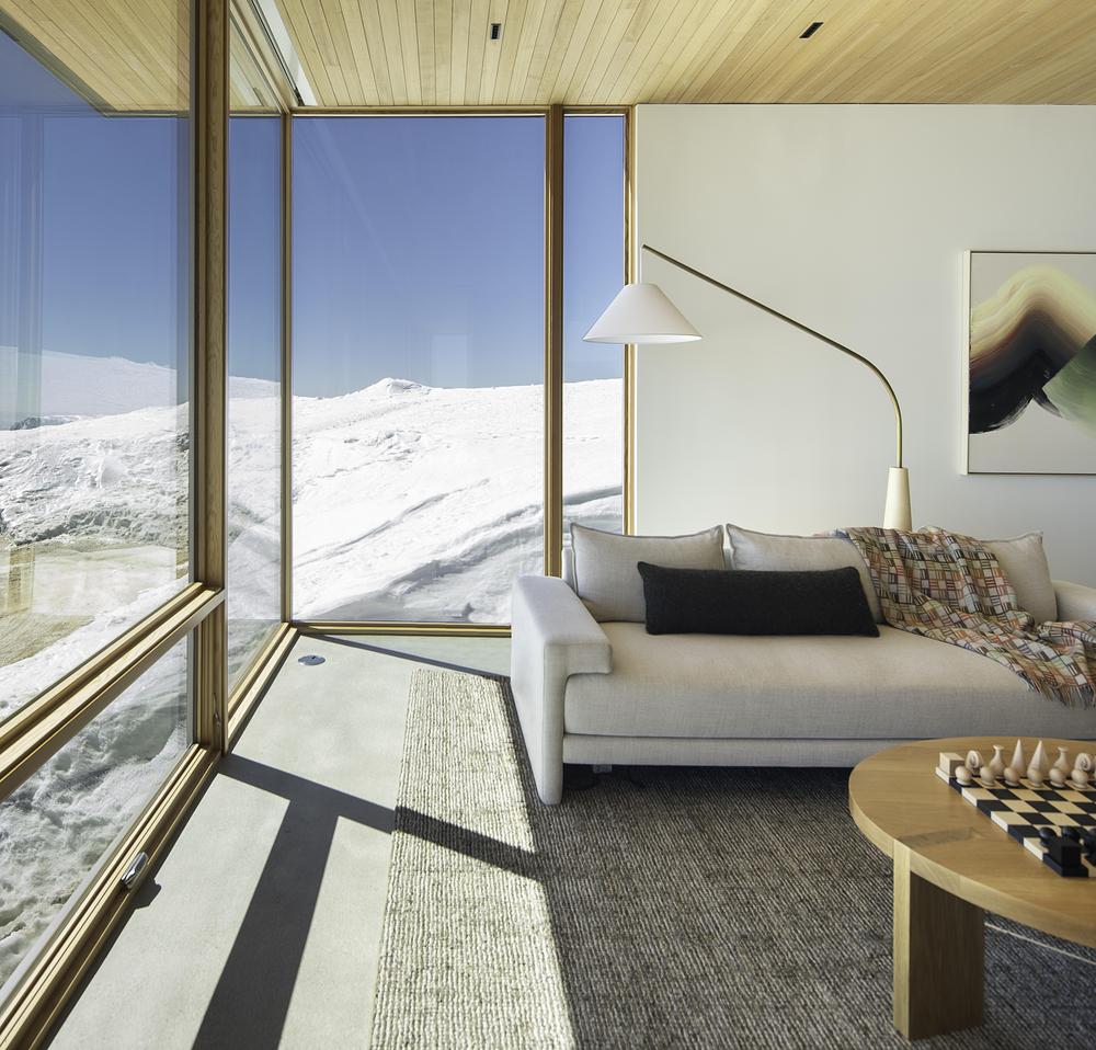 salon avec baies vitrées décoration design maison de montagne contemporaine