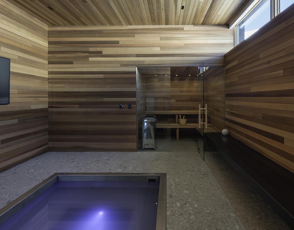 piscine intérieur style onsen pièce murs en cèdre