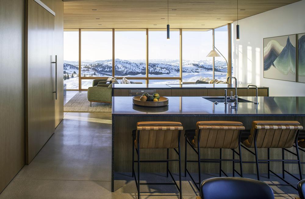 cuisine et salon avec baies vitrées décoration design maison de montagne contemporaine