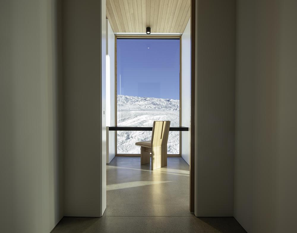 salon avec baies vitrées décoration design maison de montagne contemporaine