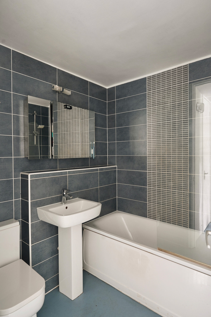 salle de bain grise appartement en duplex Londres dans bâtiment à l salle de bain grise appartement en duplex Londres dans bâtiment à l'architecture brutaliste ” Alexandra & Ainsworth”