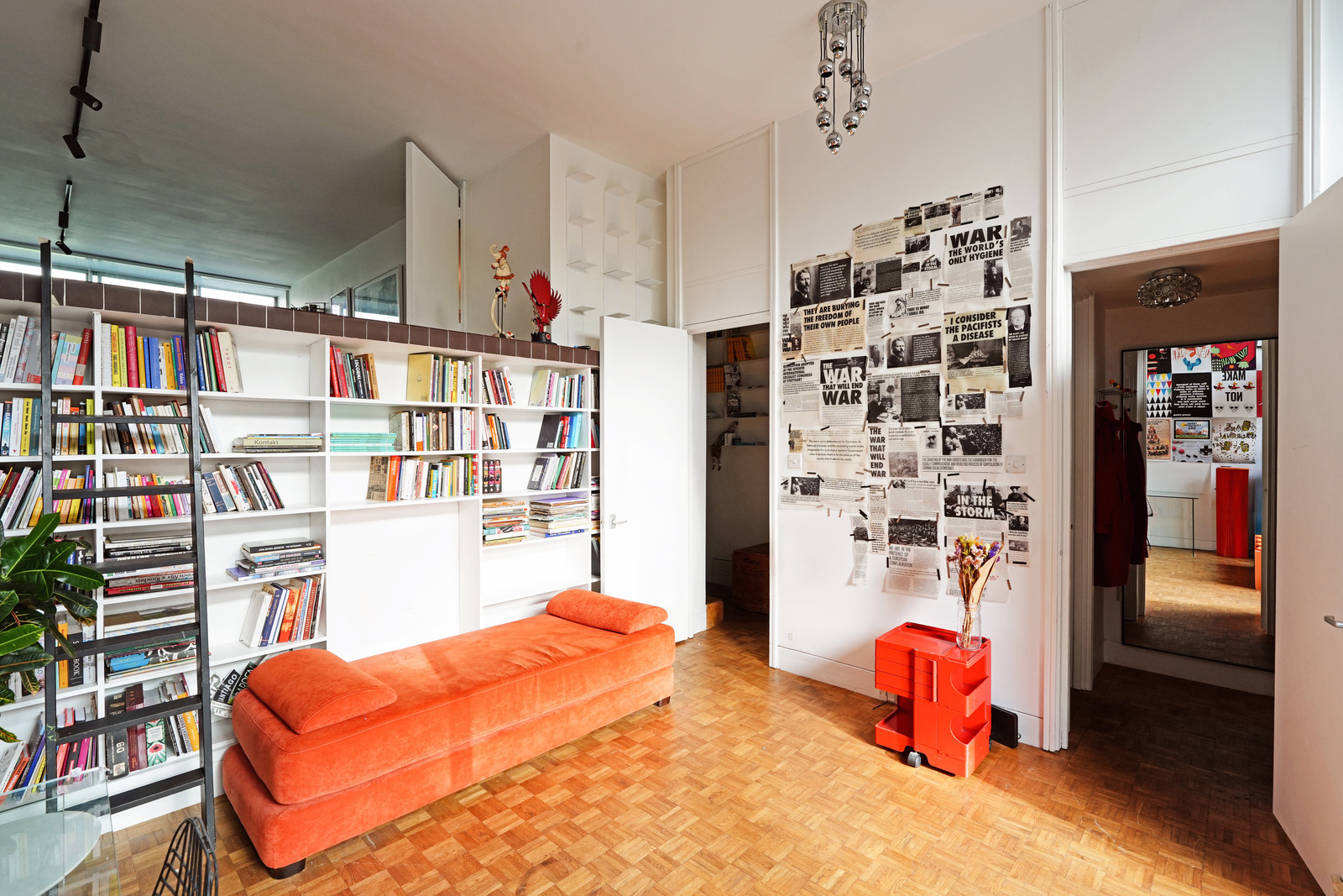 salon avec mezzanine décoration vintage et colorée appartement en duplex Londres dans bâtiment à l salon avec mezzanine décoration vintage et colorée appartement en duplex Londres dans bâtiment à l'architecture brutaliste ” Alexandra & Ainsworth”