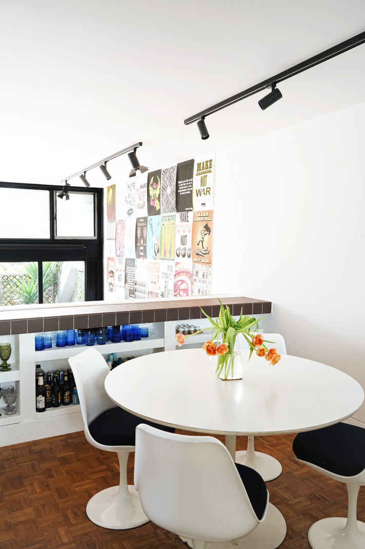 salle à manger table pied tulipe décoration vintage appartement en duplex Londres dans bâtiment à l salle à manger table pied tulipe décoration vintage appartement en duplex Londres dans bâtiment à l'architecture brutaliste ” Alexandra & Ainsworth”