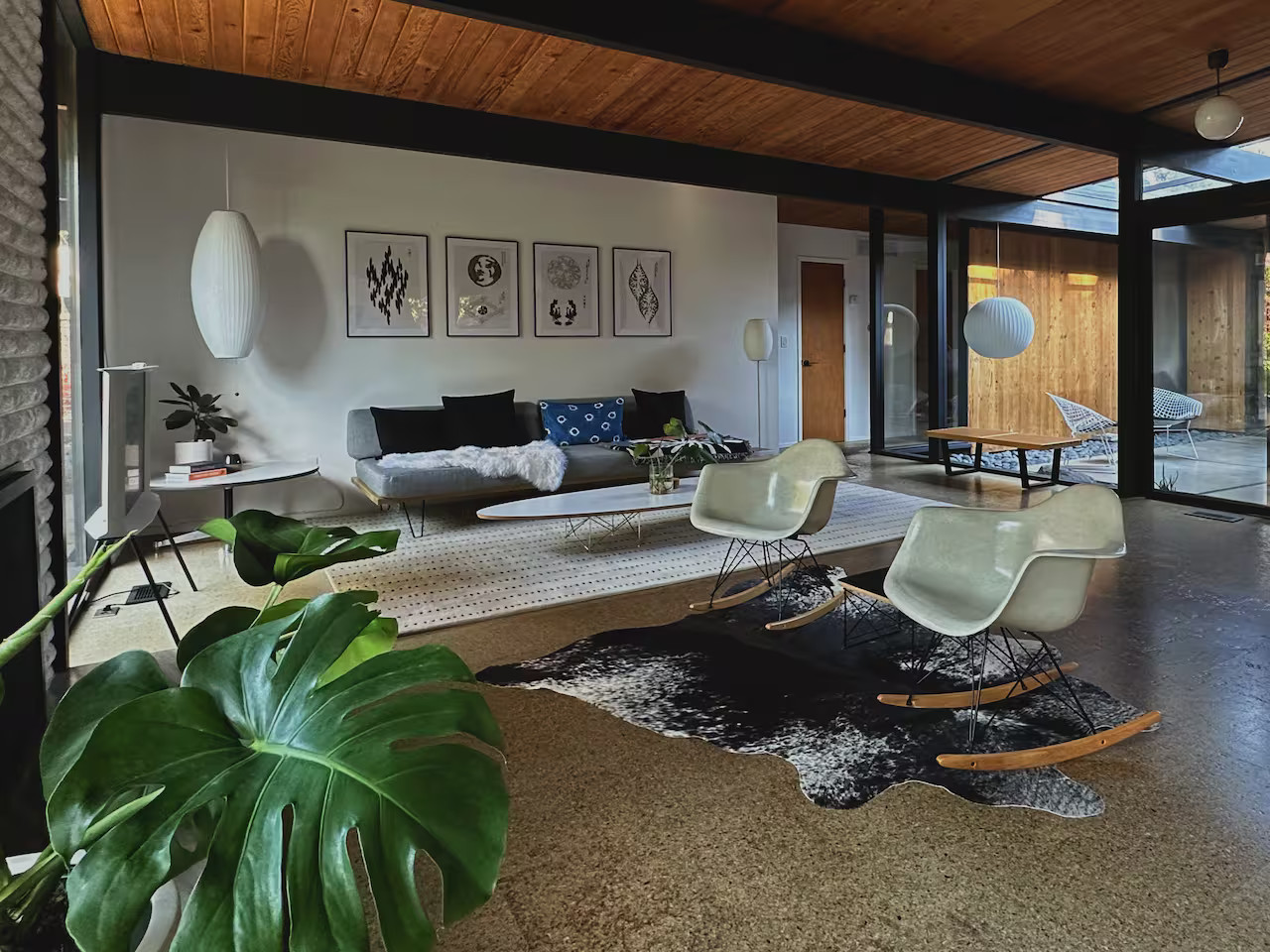 salon avec cheminée maison Oregon décoration mid-century Robert Rummer salon avec cheminée maison Oregon décoration mid-century Robert Rummer