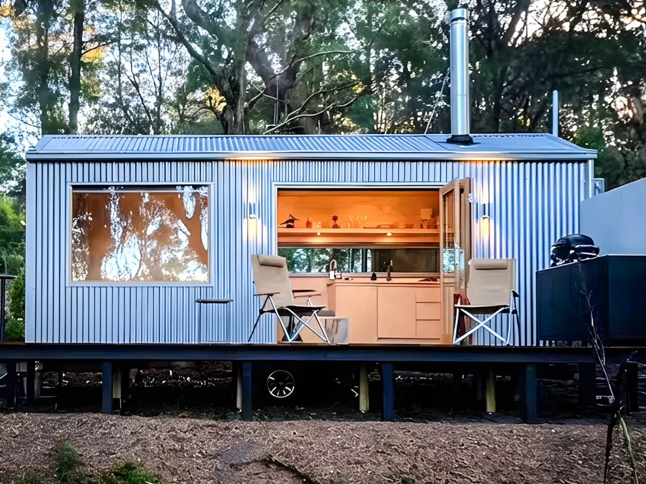 Une mini maison en zinc de 17m2 au design robuste pensé pour résister aux intempéries