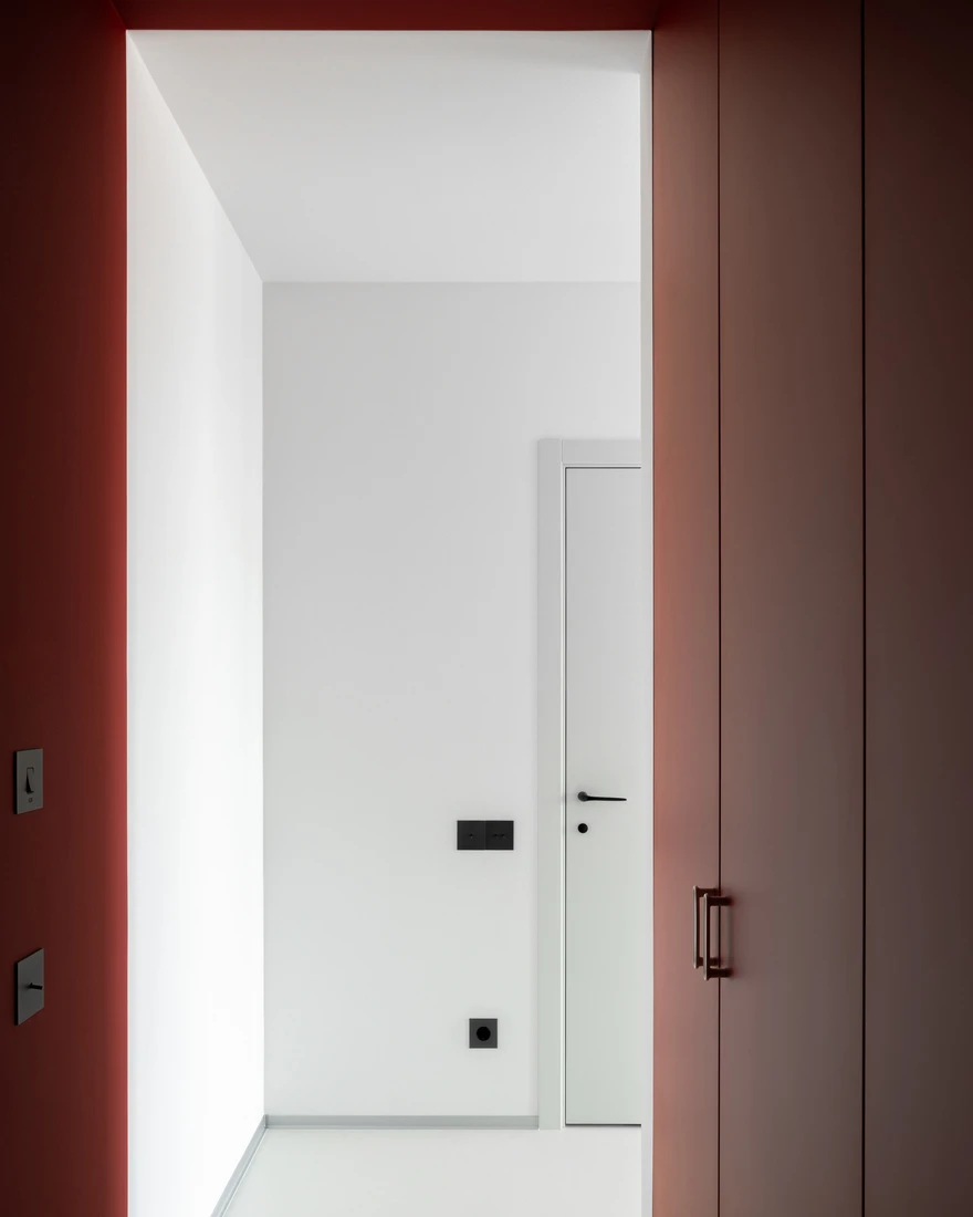 couloir avec placard portes rouges décoration design appartement design 45m2 couloir avec placard portes rouges décoration design appartement design 45m2
