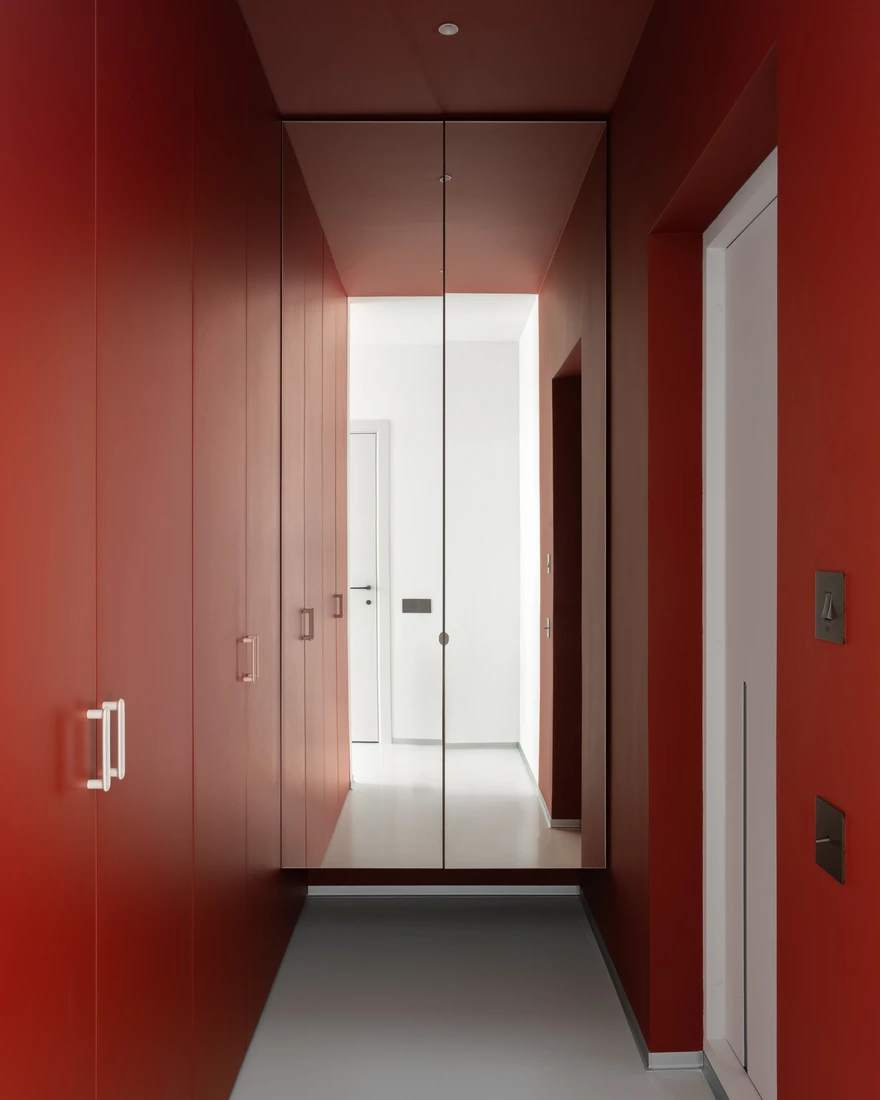 couloir avec placard portes rouges décoration design appartement design 45m2 couloir avec placard portes rouges décoration design appartement design 45m2