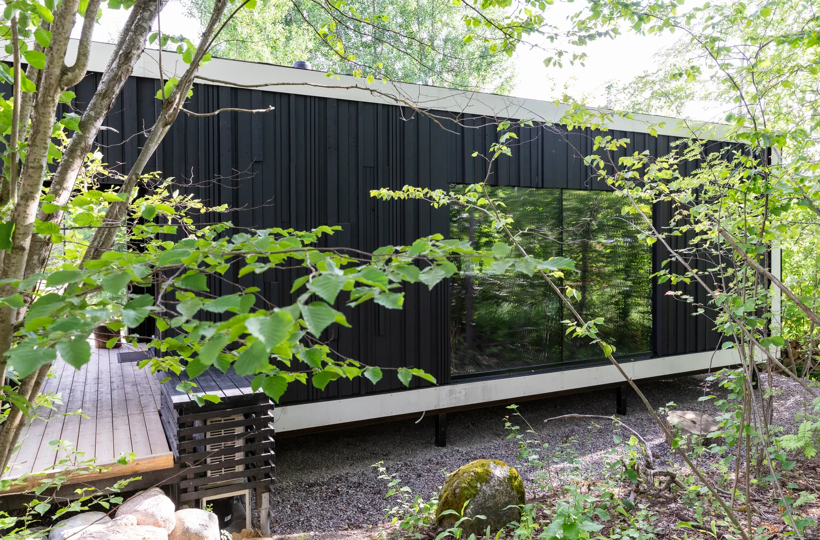 mini maison 34m2 Finlande façade noire décoration contemporaine mini maison 34m2 Finlande façade noire décoration contemporaine