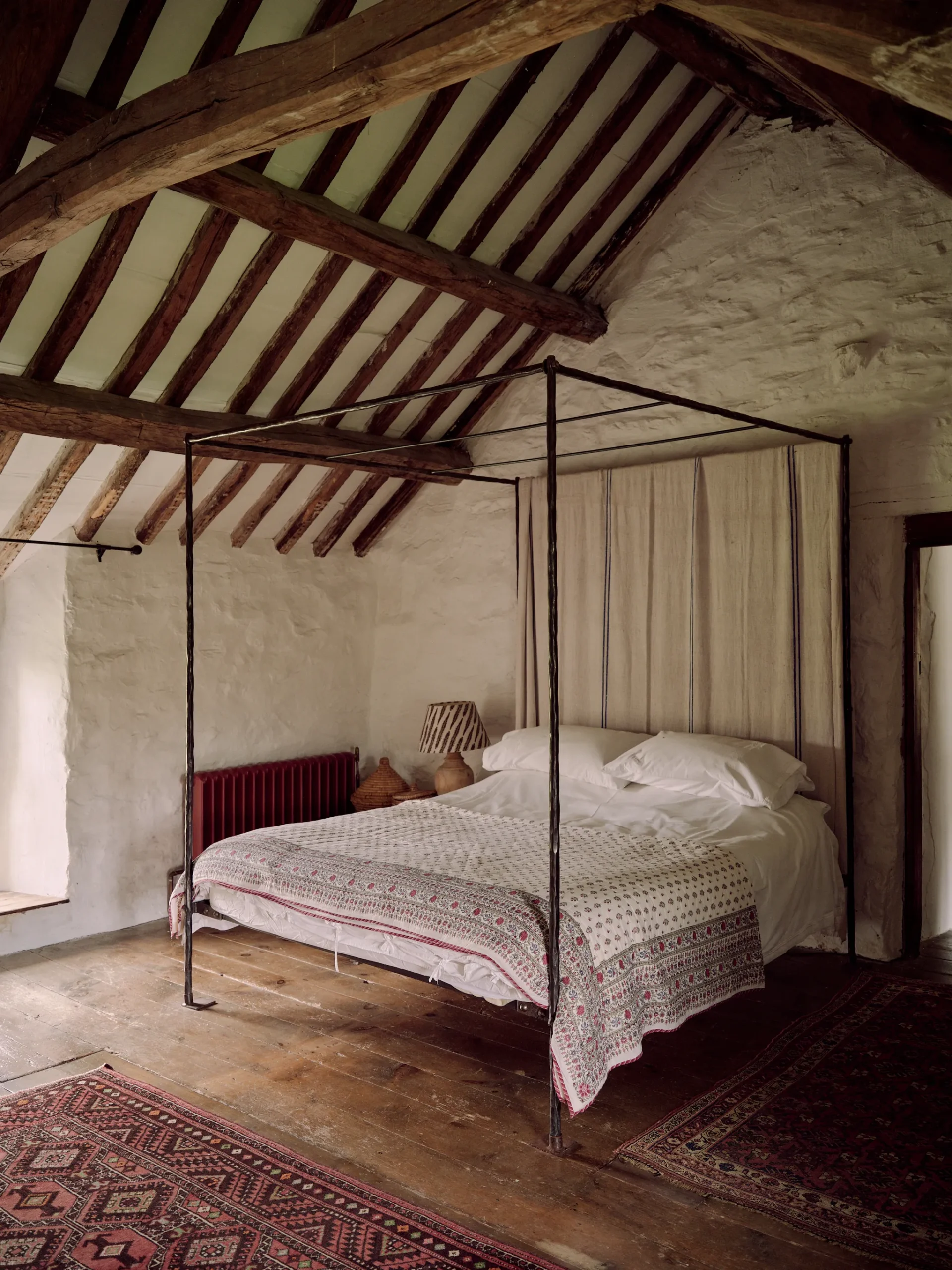 chambre mansardée avec poutres sous combles décoration rustique chic chambre mansardée avec poutres sous combles décoration rustique chic