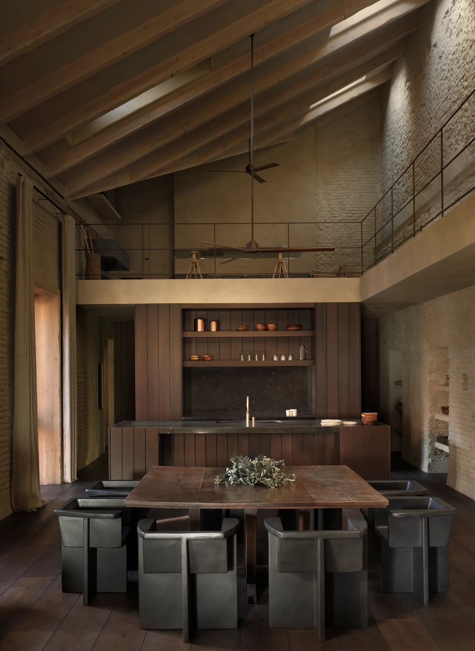 cuisine avec mezzanine décoration contemporaine sombre ancien couvent rénové