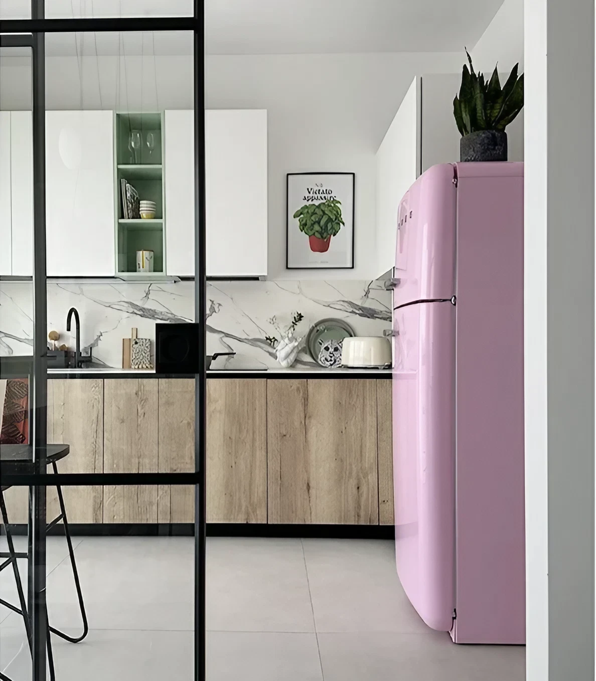 cuisine avec verrière et réfrigérateur SMEG rose décoration contemporaine cuisine avec verrière et réfrigérateur SMEG rose décoration contemporaine