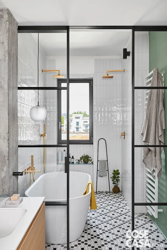 salle de bain noire et blanche avec verrière décoration contemporaine