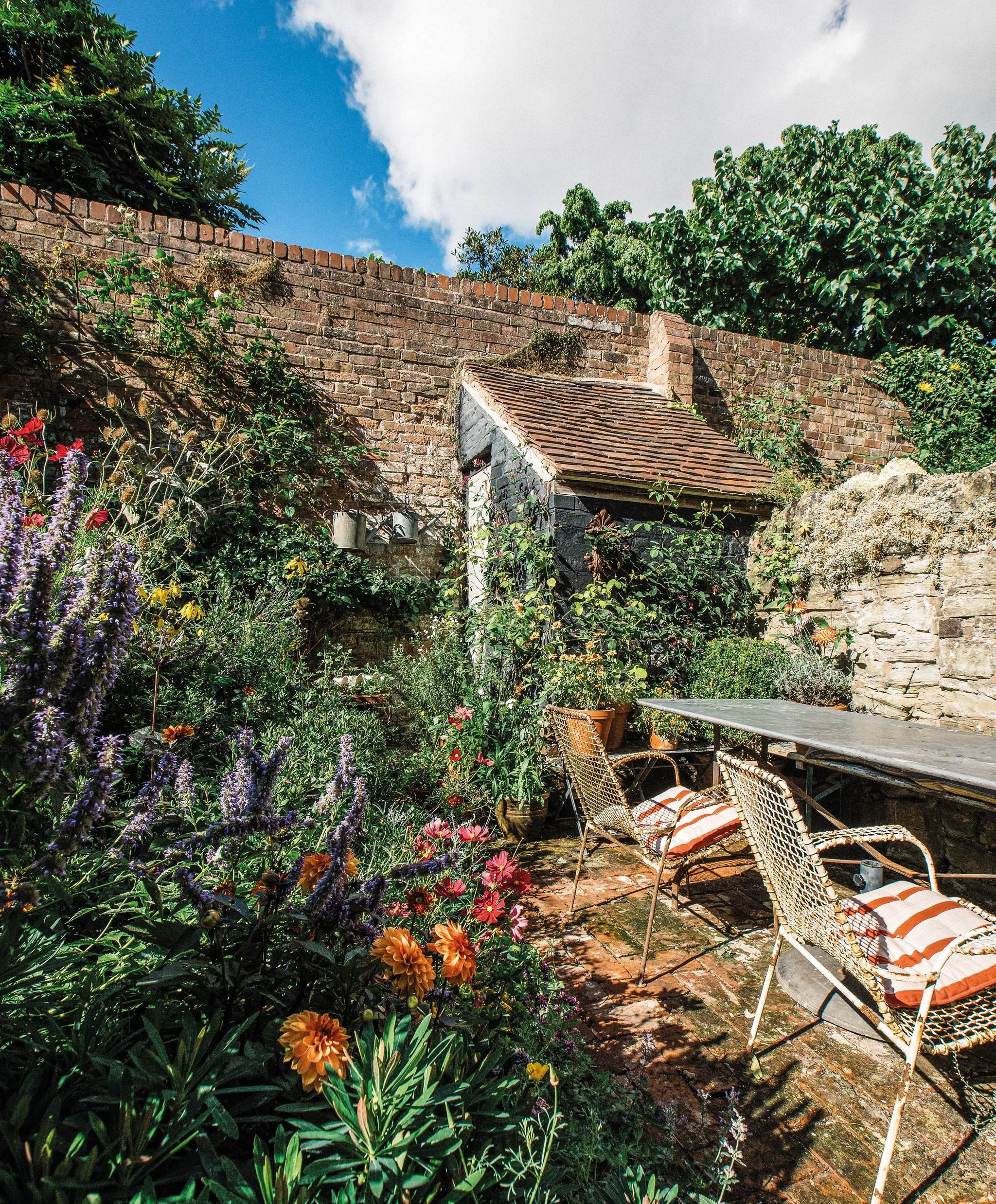 jardin cottage anglais décoration maximaliste et colorée jardin cottage anglais décoration maximaliste et colorée