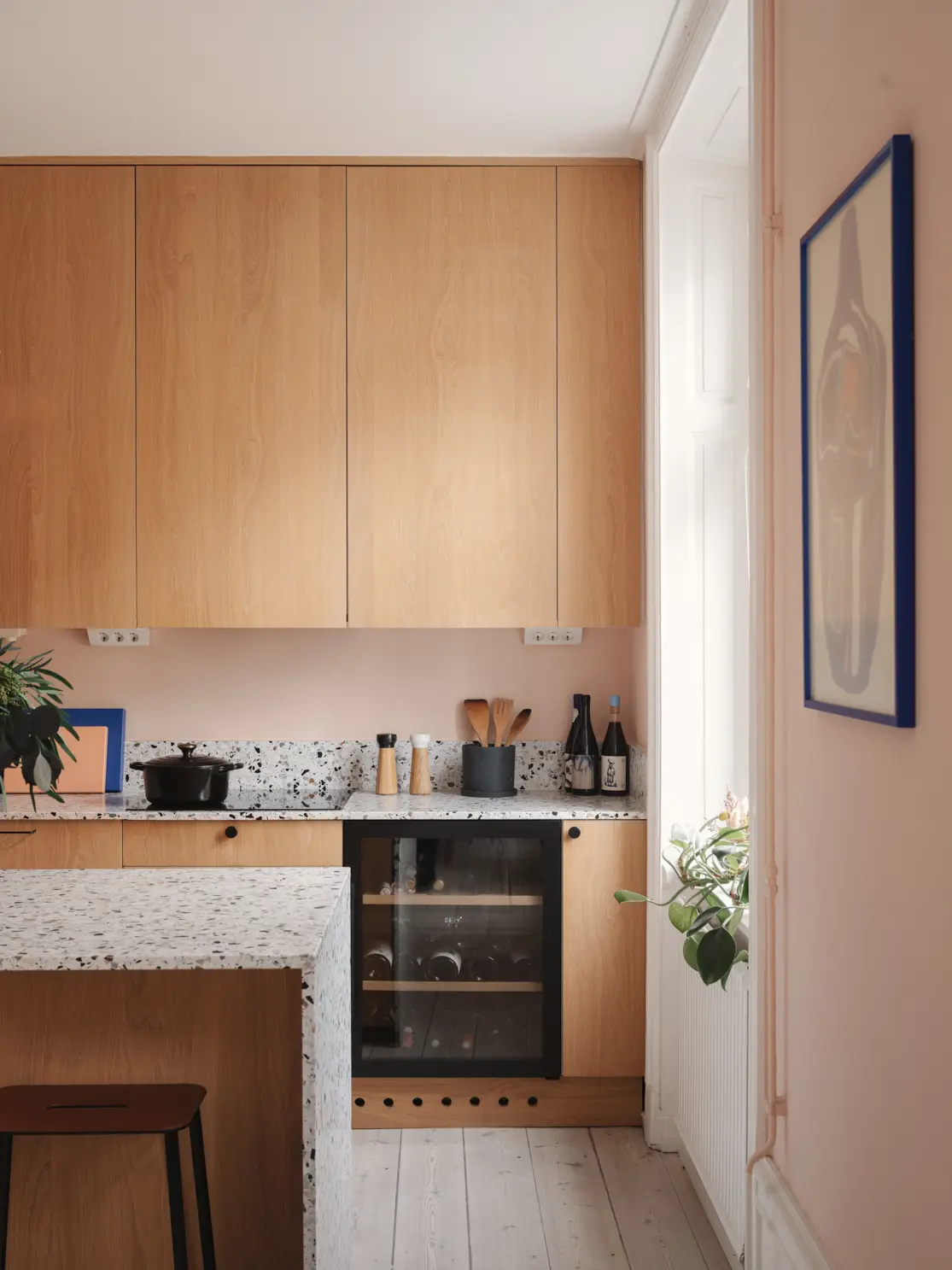 cuisine ouverte bois chêne clair terrazzo avec îlot décoration contemporaine scandinave cuisine ouverte bois chêne clair terrazzo avec îlot décoration contemporaine scandinave
