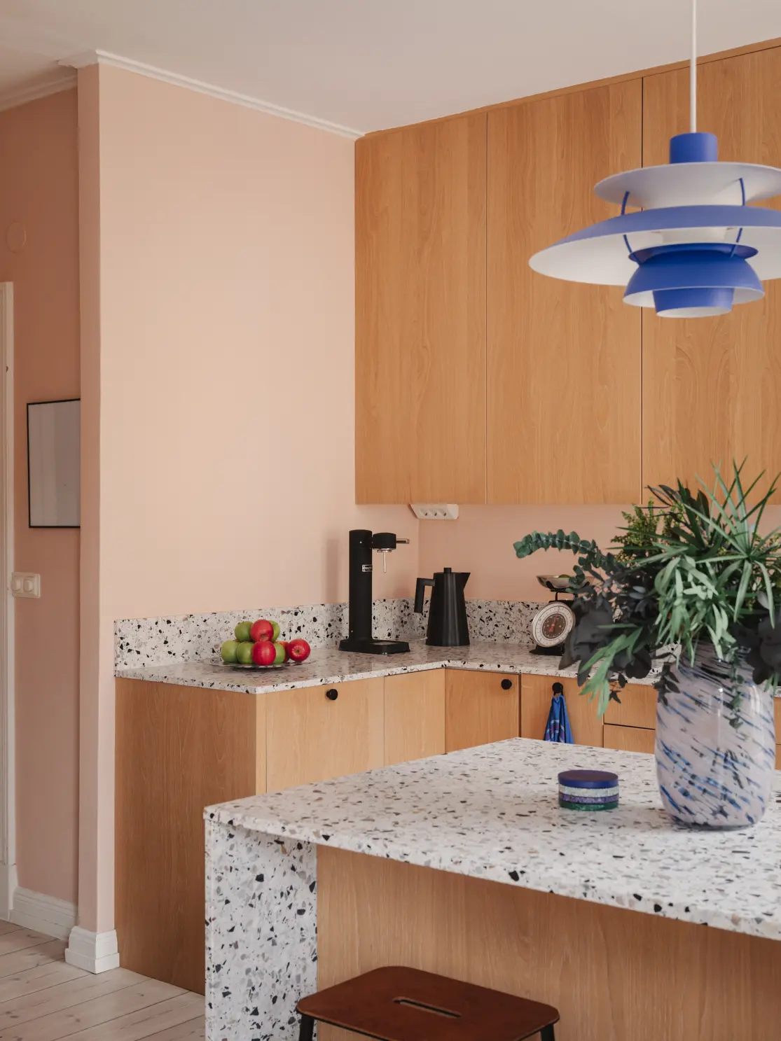 cuisine ouverte bois chêne clair terrazzo avec îlot décoration contemporaine scandinave cuisine ouverte bois chêne clair terrazzo avec îlot décoration contemporaine scandinave