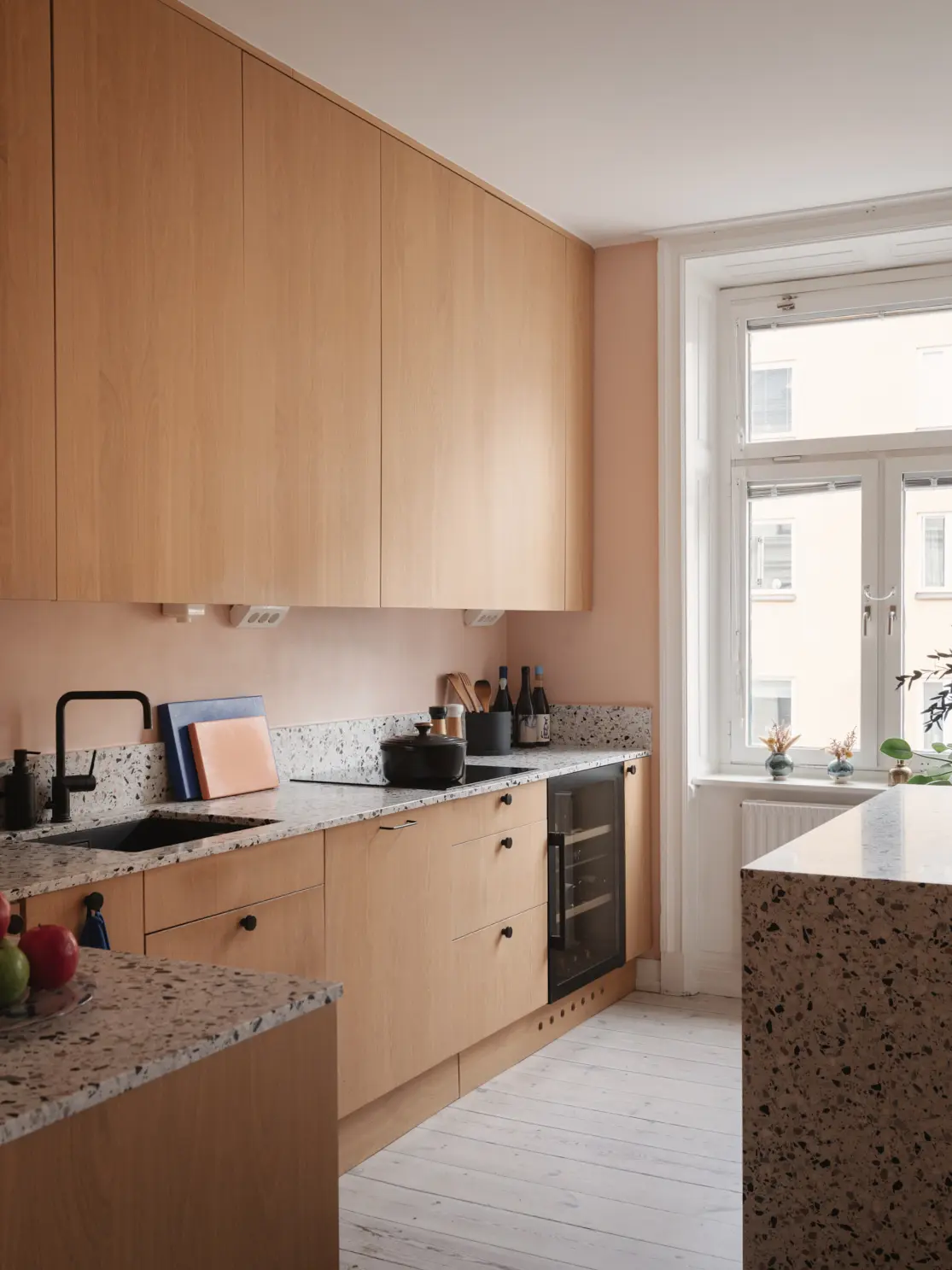 cuisine ouverte bois chêne clair terrazzo avec îlot décoration contemporaine scandinave cuisine ouverte bois chêne clair terrazzo avec îlot décoration contemporaine scandinave