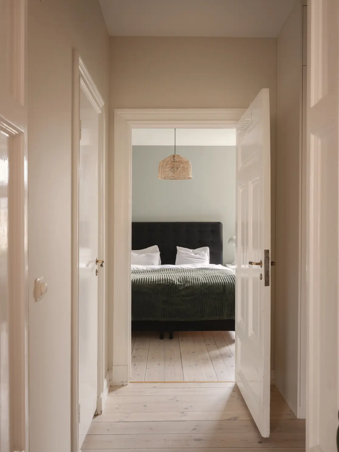 couloir vers chambre murs verts couloir vers chambre murs verts