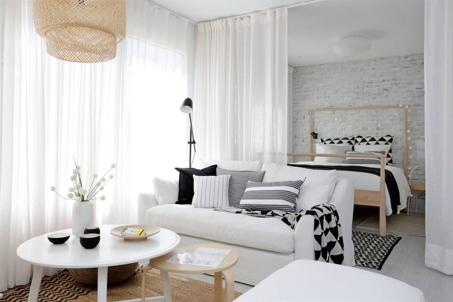 studio aménagé avec coin chambre séparé par rideau studio aménagé avec coin chambre séparé par rideau