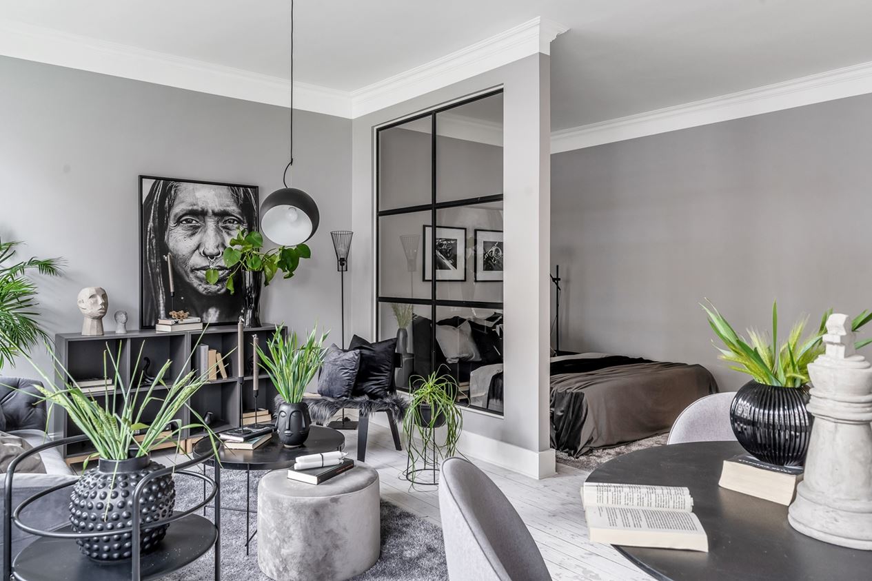 studio aménagé en gris et blanc et plantes vertes studio aménagé en gris et blanc et plantes vertes