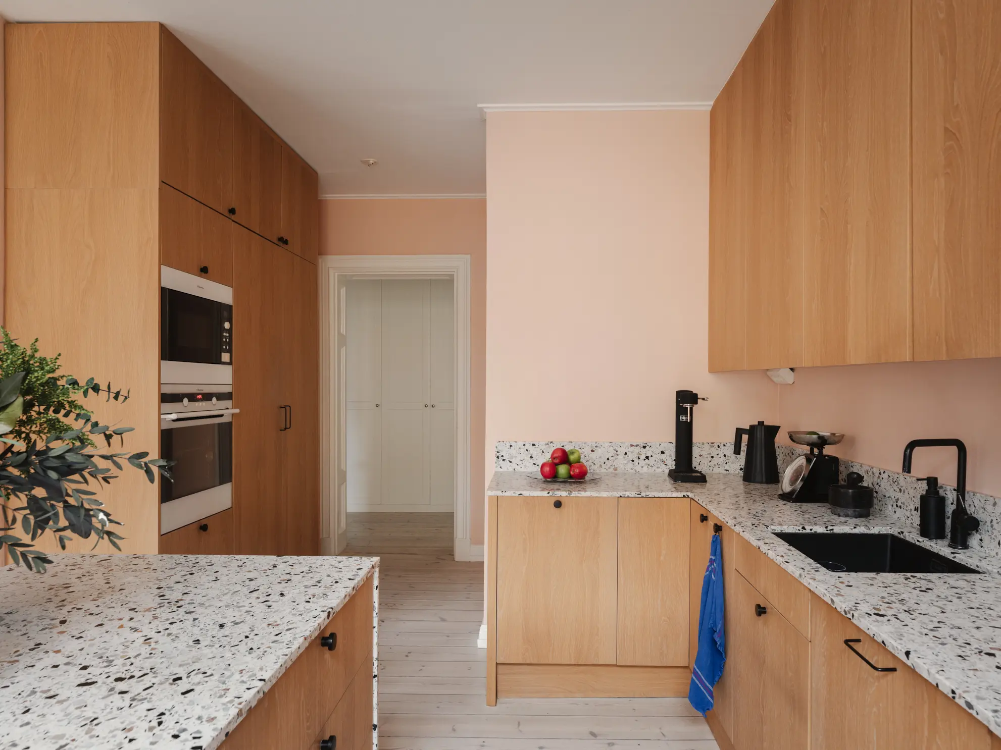 cuisine ouverte bois chêne clair terrazzo avec îlot décoration contemporaine scandinave cuisine ouverte bois chêne clair terrazzo avec îlot décoration contemporaine scandinave