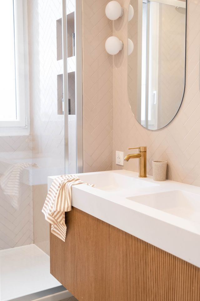 salle de bain décoration contemporaine appartement rénové à Lyon par Studio Castille photo : ©Lopin.communication