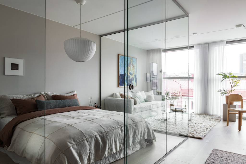 salon avec chambre vitrée studio 34m2 décoration contemporaine