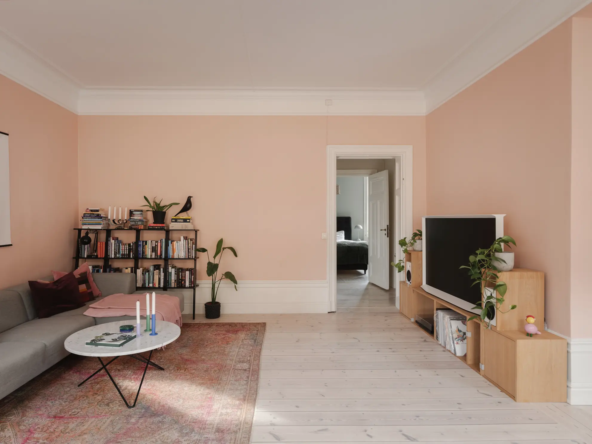 salon murs rose pâle avec moulures blanches décoration contemporaine scandinave salon murs rose pâle avec moulures blanches décoration contemporaine scandinave