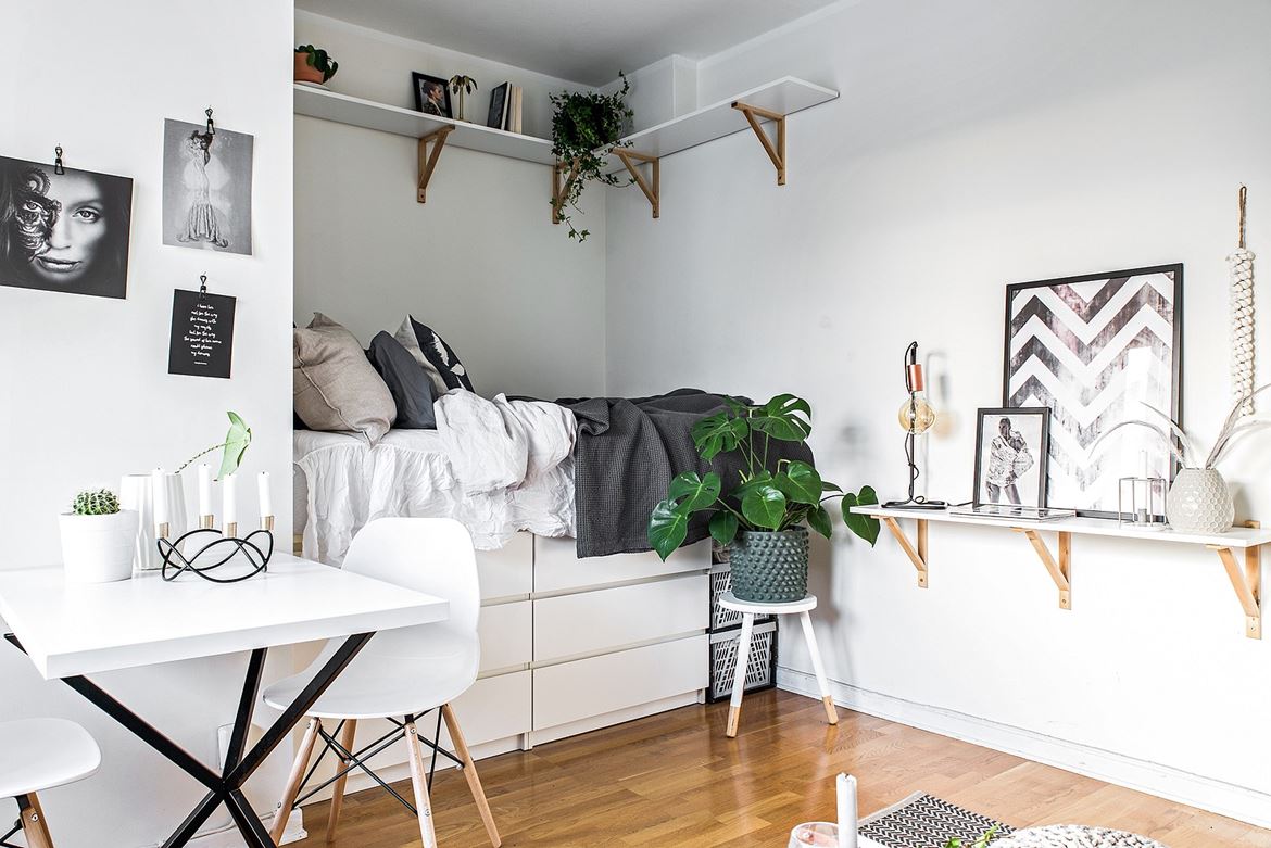 studio aménagé avec lit sur commodes Malm IKEA et plantes vertes studio aménagé avec lit sur commodes Malm IKEA et plantes vertes
