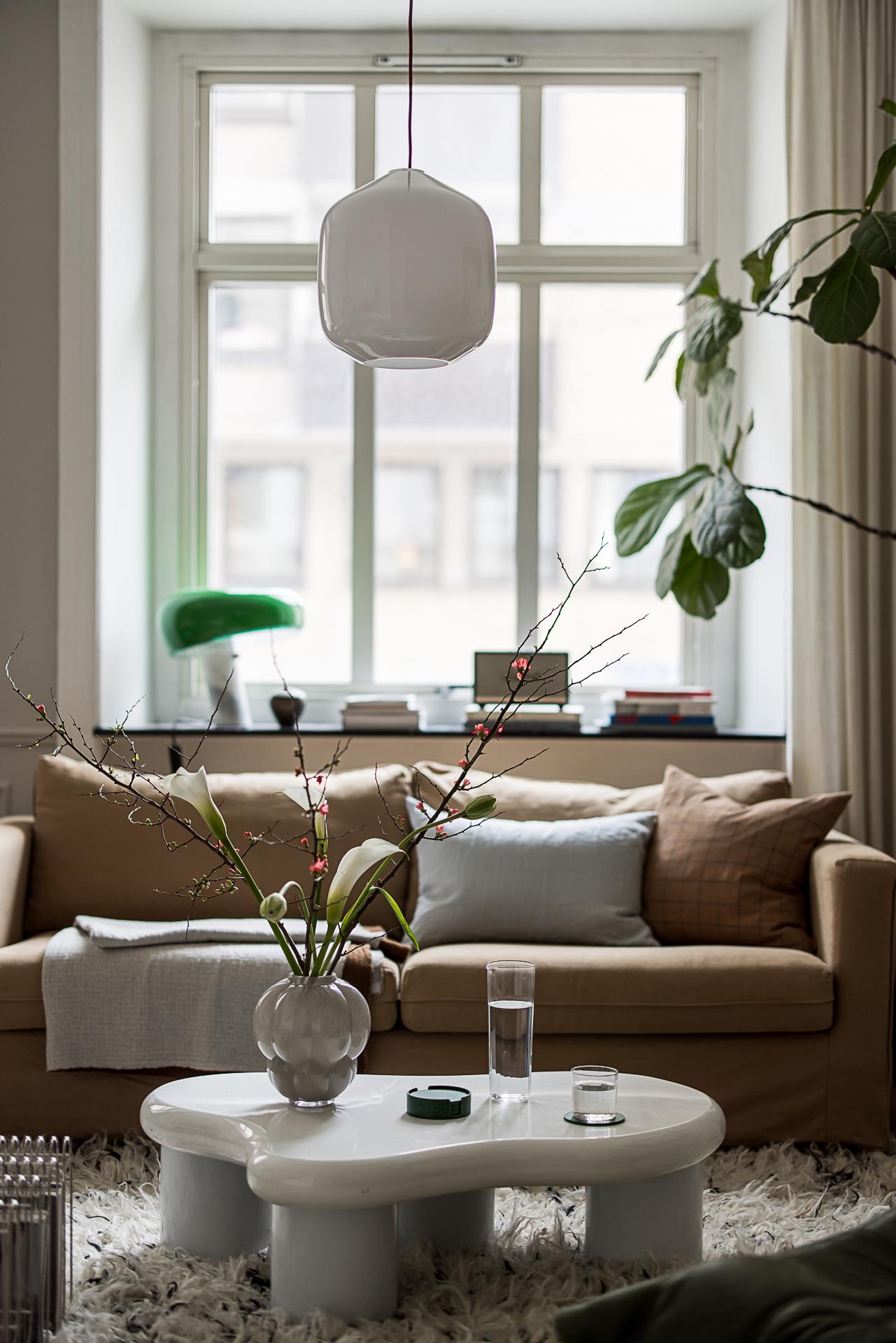 salon avec moulures décoration scandinave contemporaine dans immeuble Art Nouveau salon avec moulures décoration scandinave contemporaine dans immeuble Art Nouveau