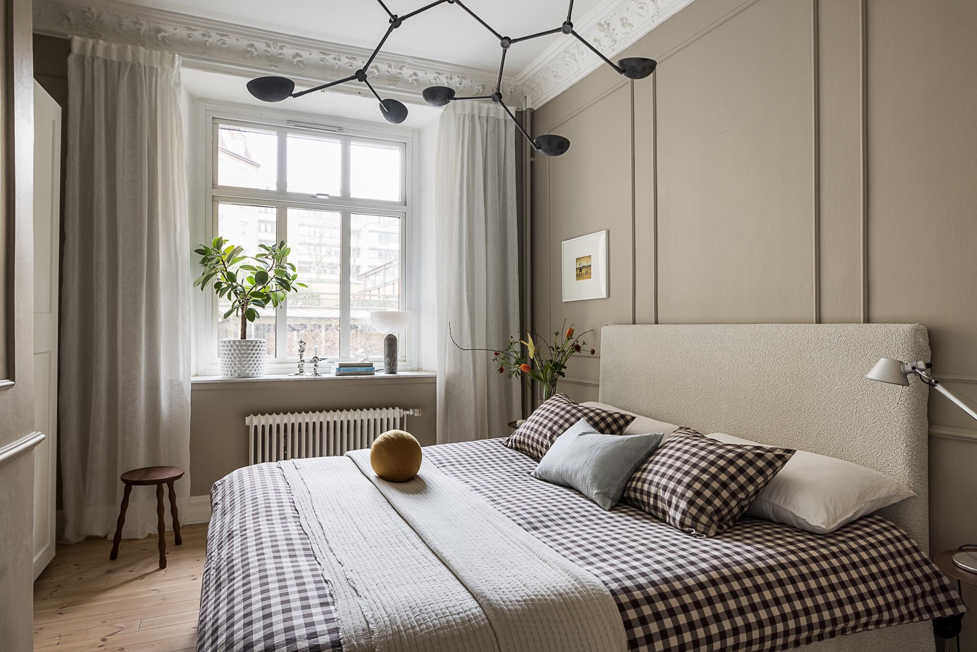 chambre beige avec moulures décoration scandinave contemporaine dans immeuble Art Nouveau chambre beige avec moulures décoration scandinave contemporaine dans immeuble Art Nouveau