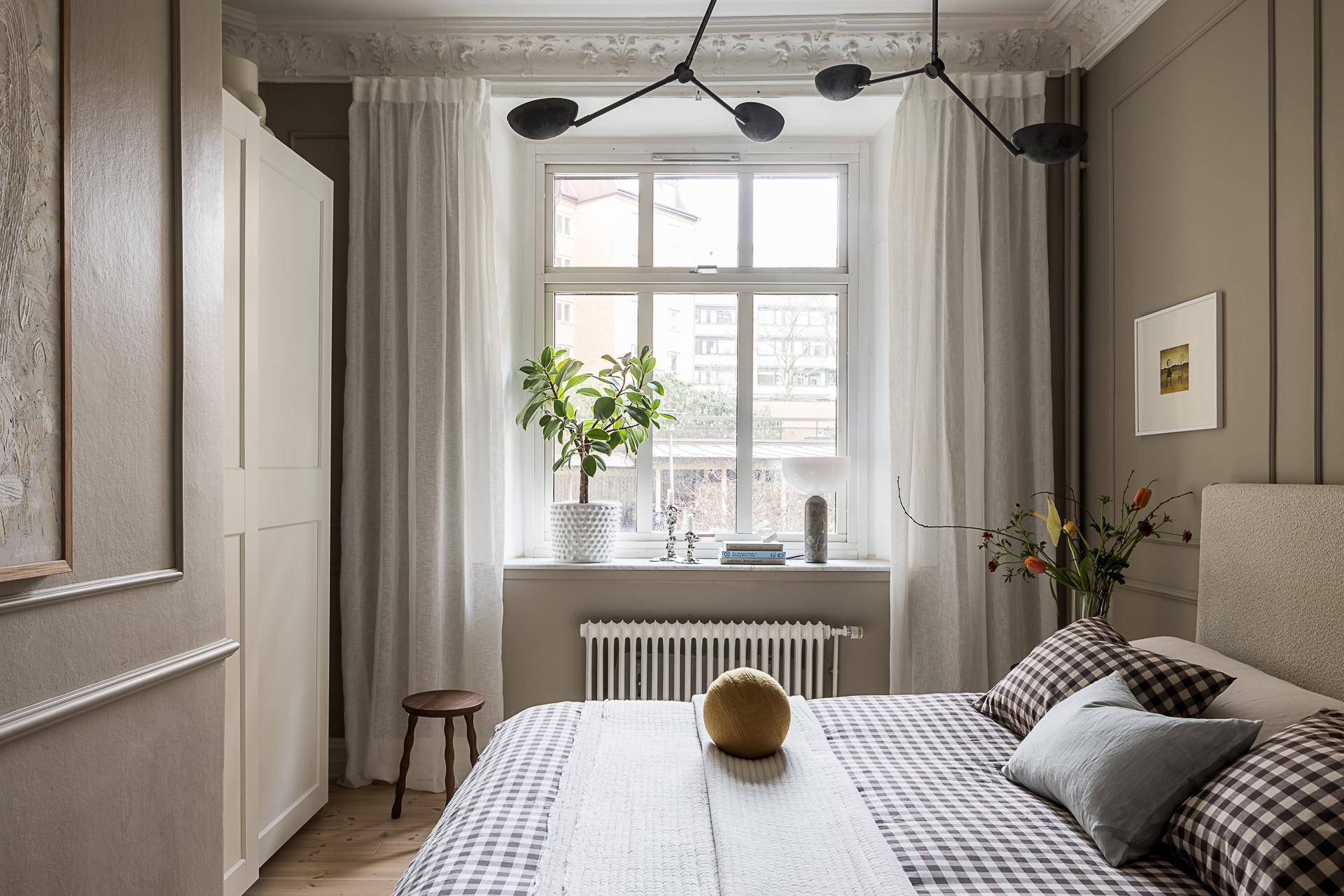 chambre beige avec moulures décoration scandinave contemporaine dans immeuble Art Nouveau chambre beige avec moulures décoration scandinave contemporaine dans immeuble Art Nouveau