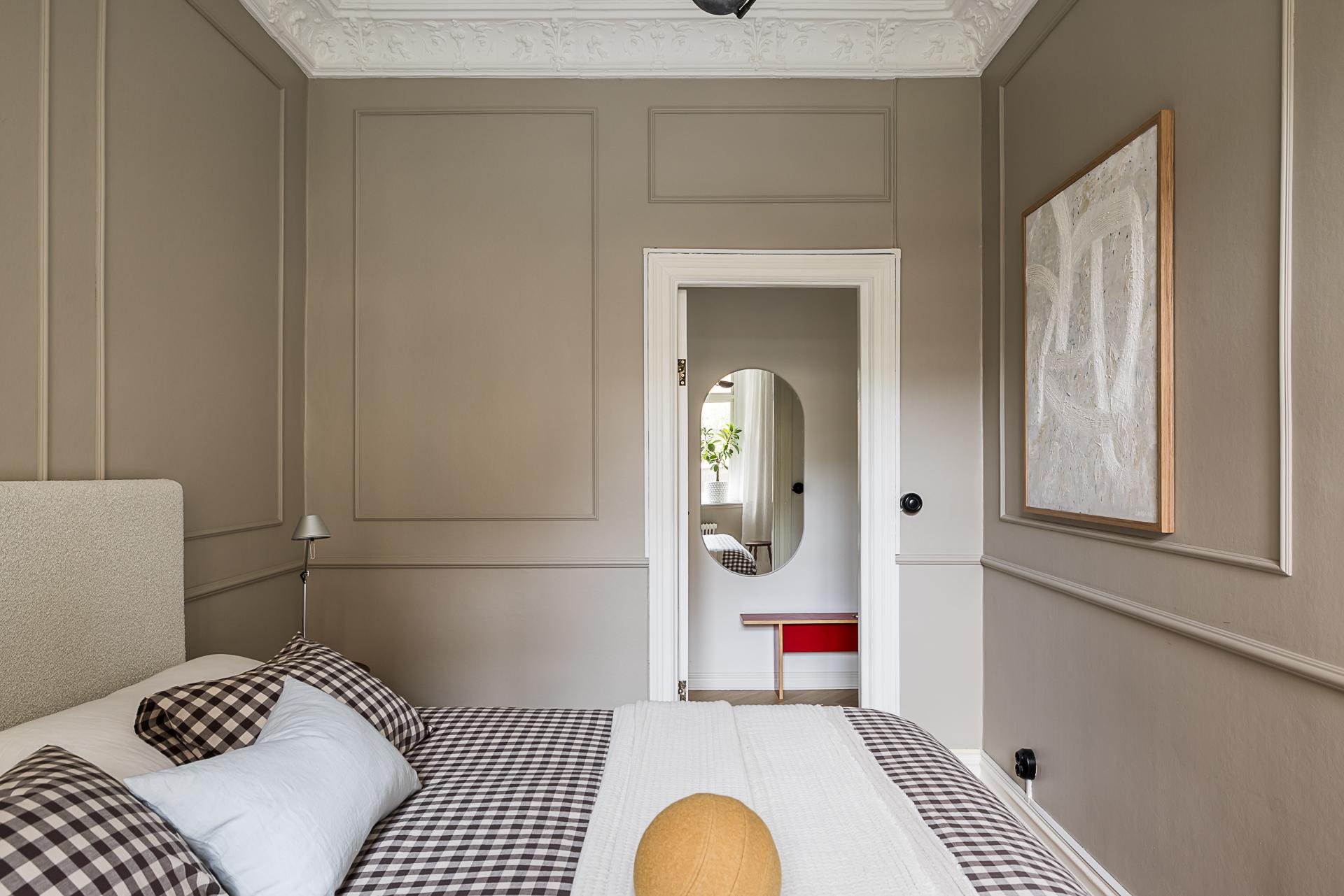 chambre beige avec moulures décoration scandinave contemporaine dans immeuble Art Nouveau chambre beige avec moulures décoration scandinave contemporaine dans immeuble Art Nouveau
