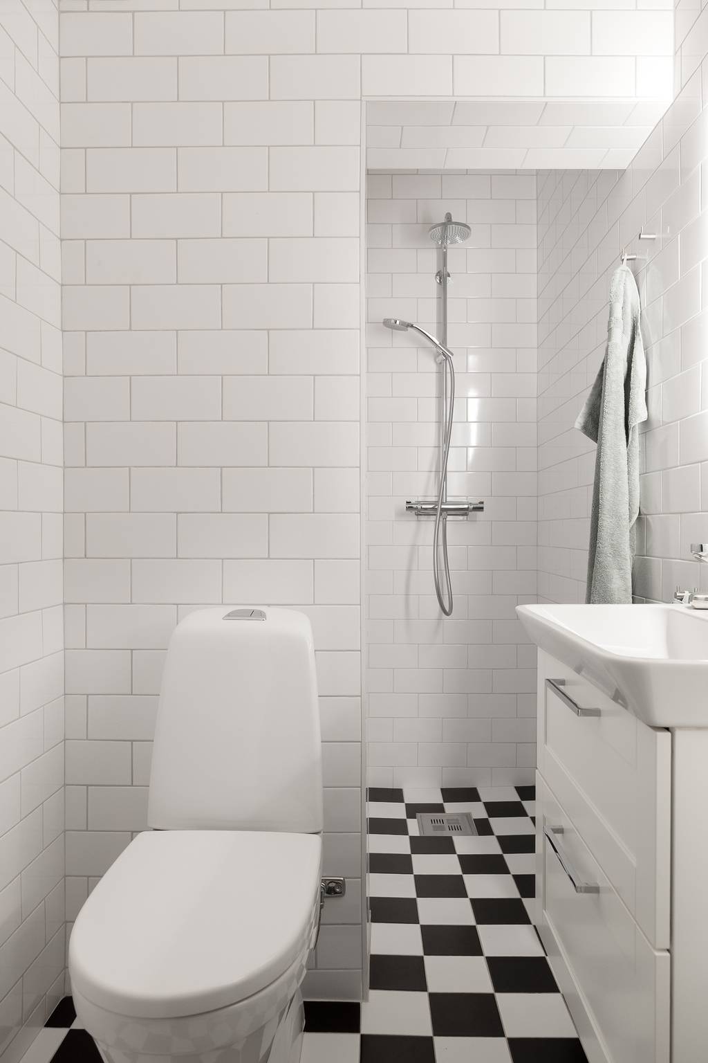 salle de bain blanche sol damier noir et blanc