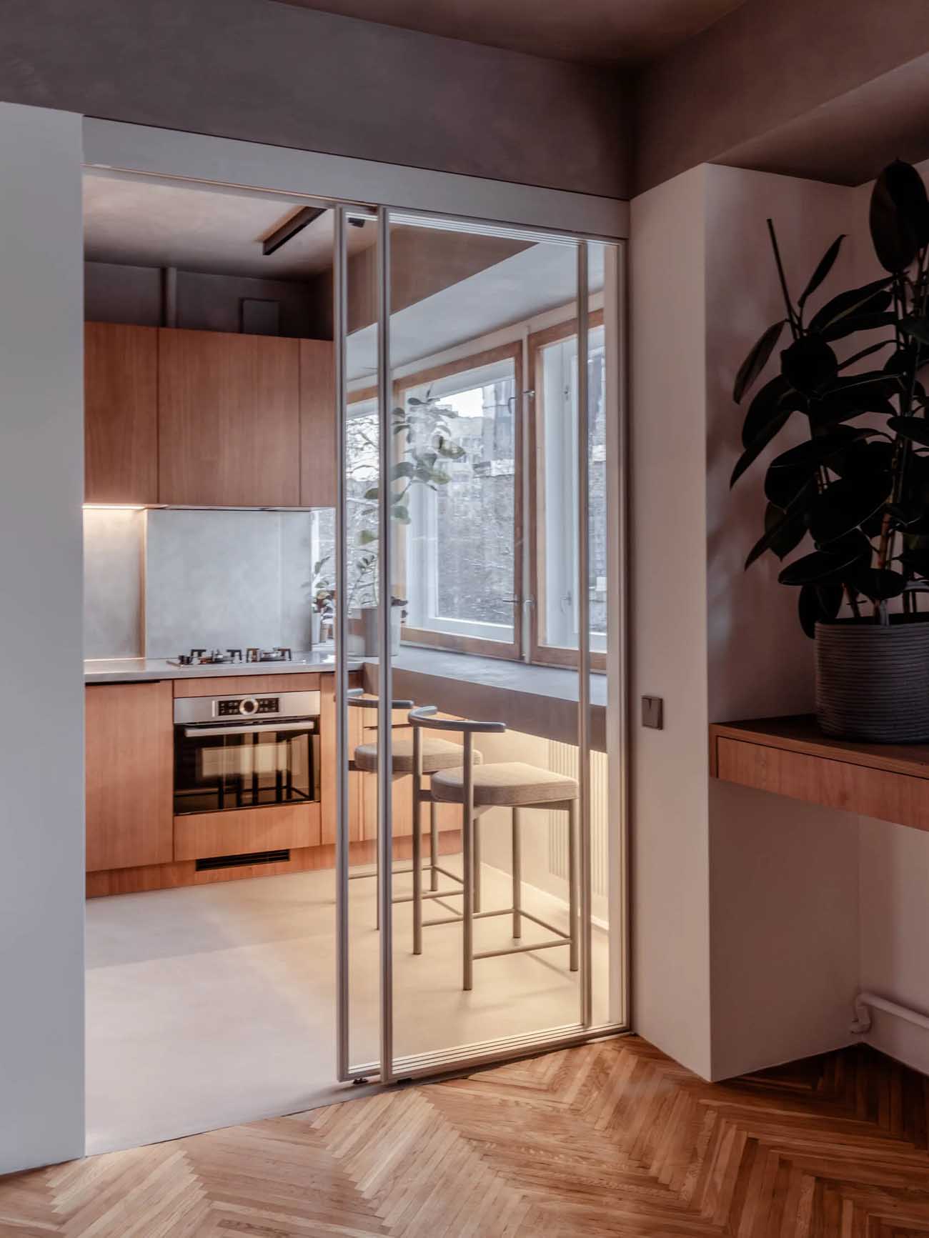 cuisine avec porte coulissante verre studio 40m2 décoration contemporaine bois et gris
