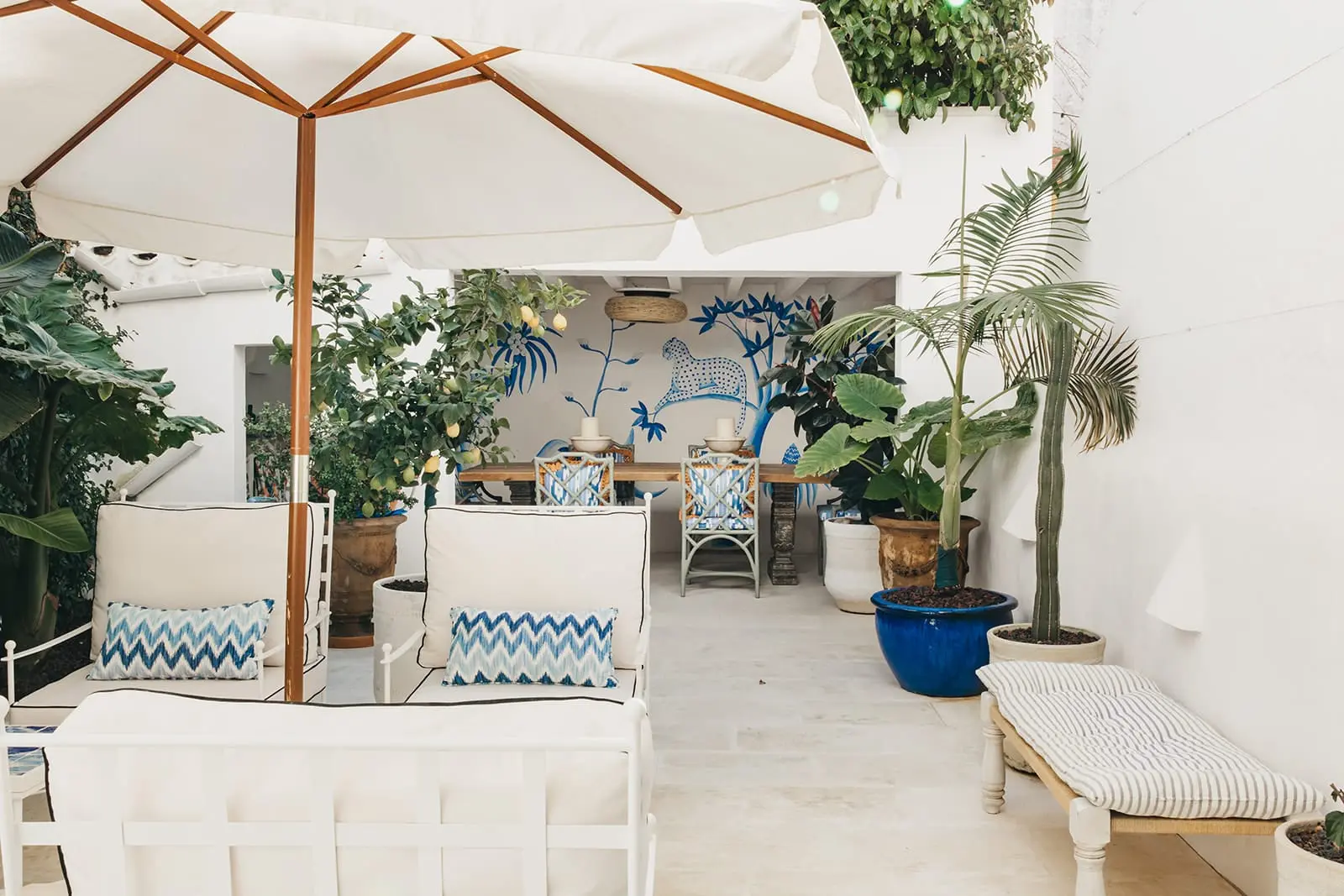 terrasse aménagée maison Minorque décoration bleue et blanche terrasse aménagée maison Minorque décoration bleue et blanche