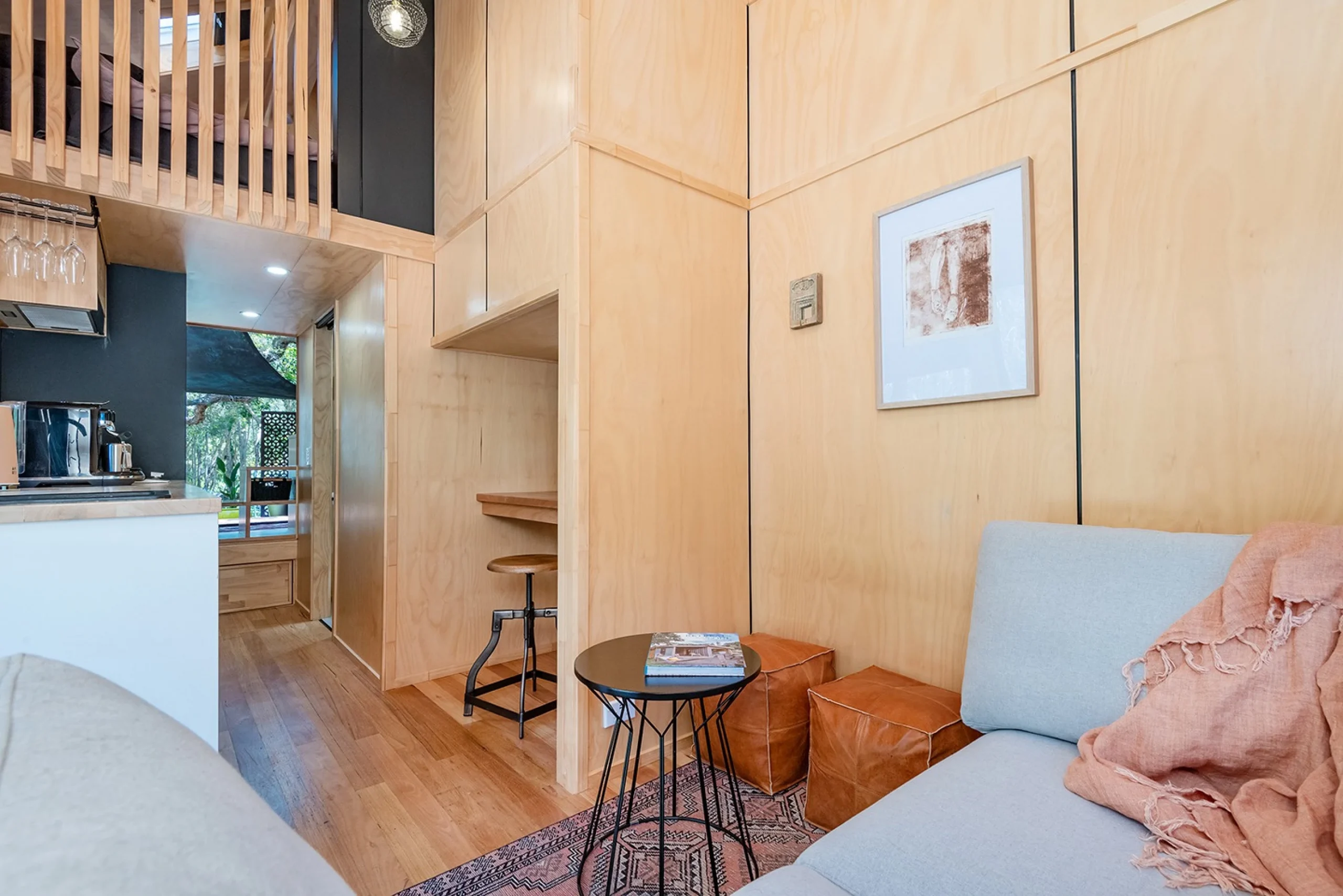 salon avec mezzanine pour chambre mini maison de 15m2 l’Artista par Tiny Tect Tiny Houses salon avec mezzanine pour chambre mini maison de 15m2 l’Artista par Tiny Tect Tiny Houses