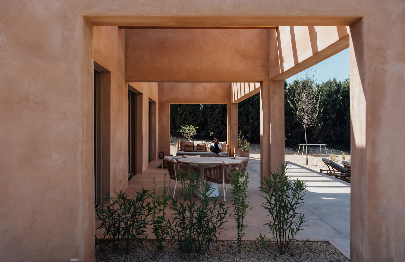 terrasse Casa Terra finca contemporaine Espagne décoration rustique chic terrasse Casa Terra finca contemporaine Espagne décoration rustique chic