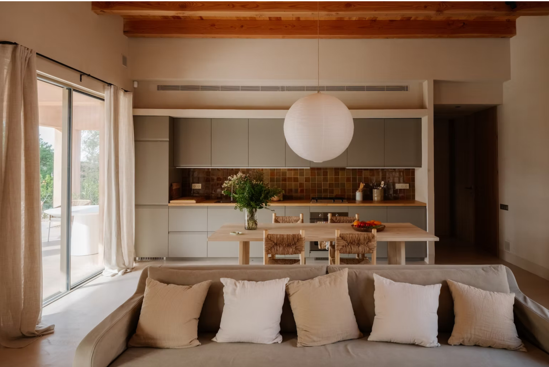 salon avec cuisine ouverte Casa Terra finca contemporaine Espagne décoration rustique chic salon avec cuisine ouverte Casa Terra finca contemporaine Espagne décoration rustique chic