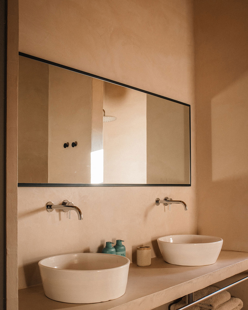 salle de bain murs enduits Casa Terra finca contemporaine Espagne décoration rustique chic salle de bain murs enduits Casa Terra finca contemporaine Espagne décoration rustique chic