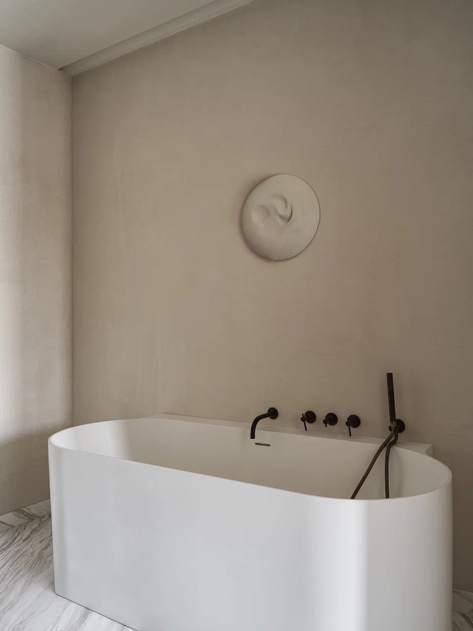 salle de bain avec baignoire îlot design appartement 75m2 décoration contemporaine et Art Déco