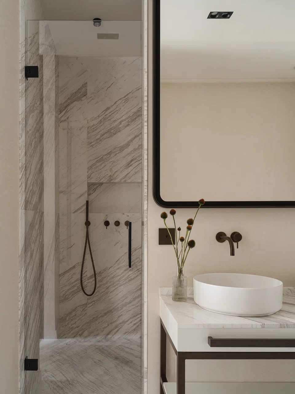 salle de bain design marbre appartement 75m2 décoration contemporaine et Art Déco