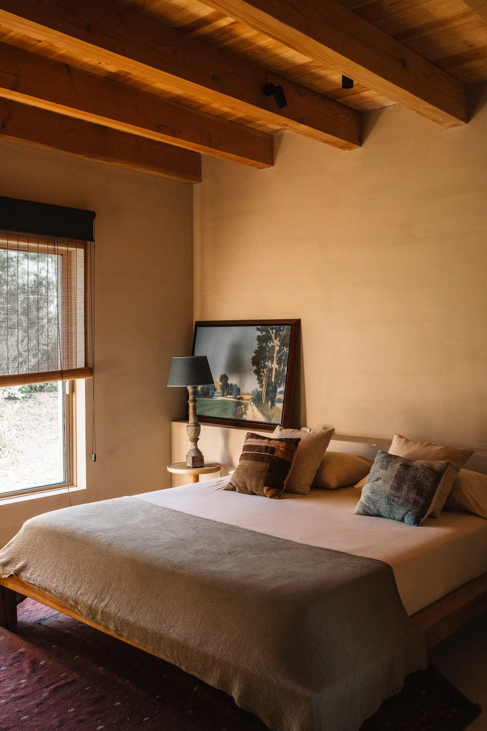 chambre avec poutres Casa Terra finca contemporaine Espagne décoration rustique chic chambre avec poutres Casa Terra finca contemporaine Espagne décoration rustique chic