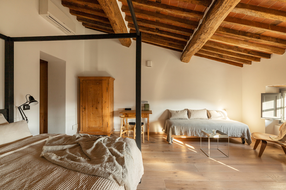 chambre avec poutres ferme rénovée en Toscane