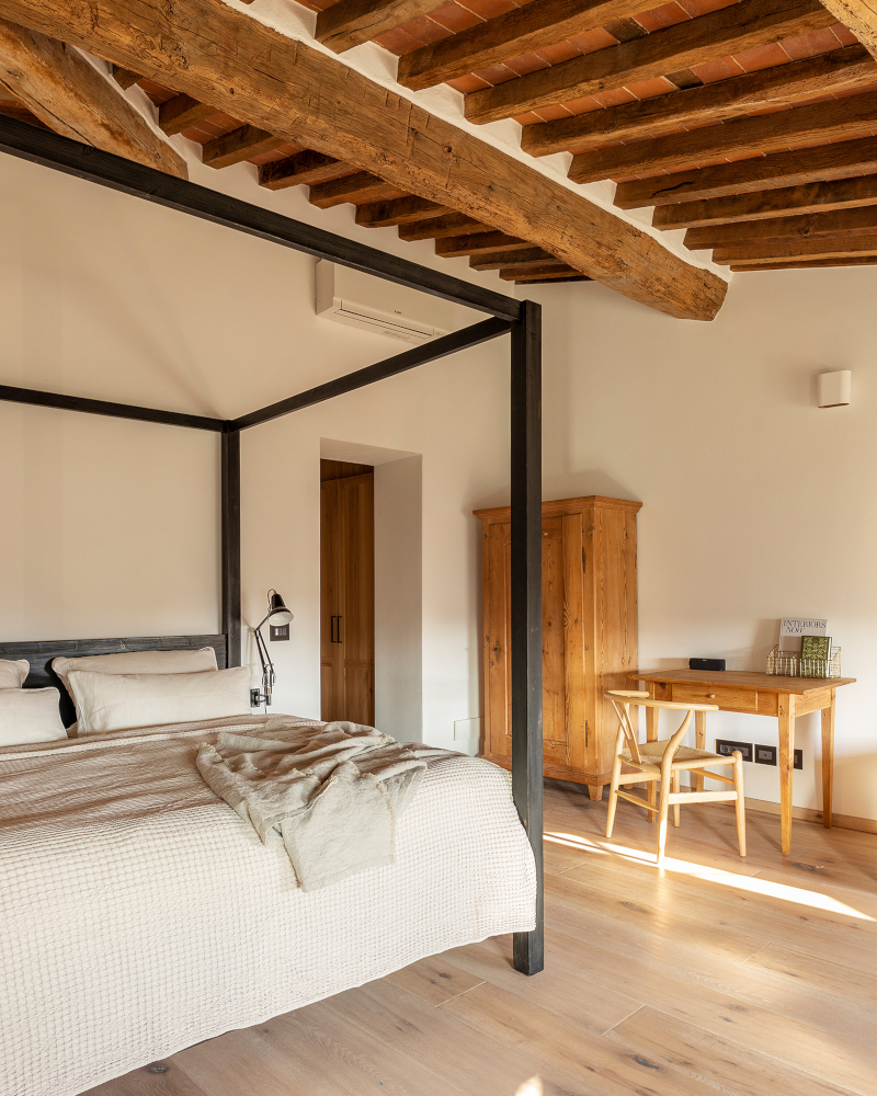 chambre avec poutres ferme rénovée en Toscane