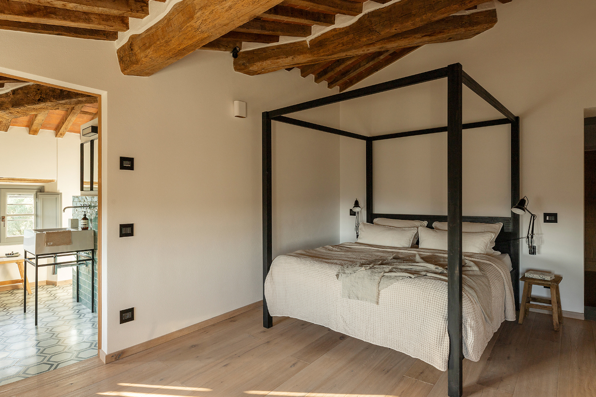 chambre avec poutres ferme rénovée en Toscane