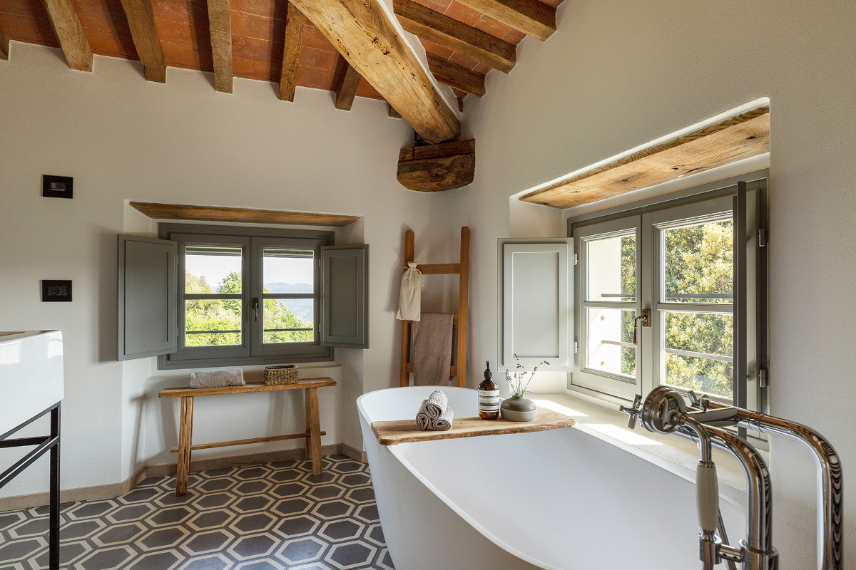 salle de bain design avec poutres
