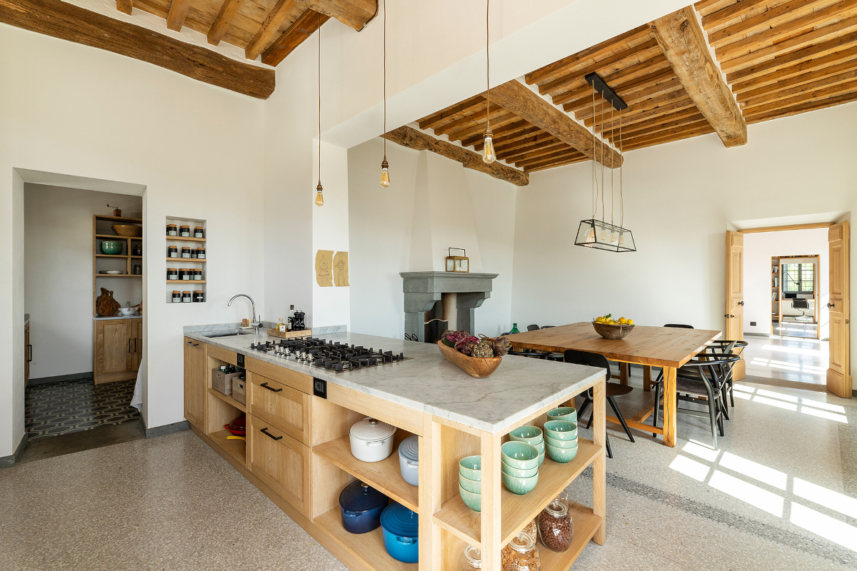 cuisine avec îlot et salle à manger décoration rustique chic ferme rénovée en Toscane