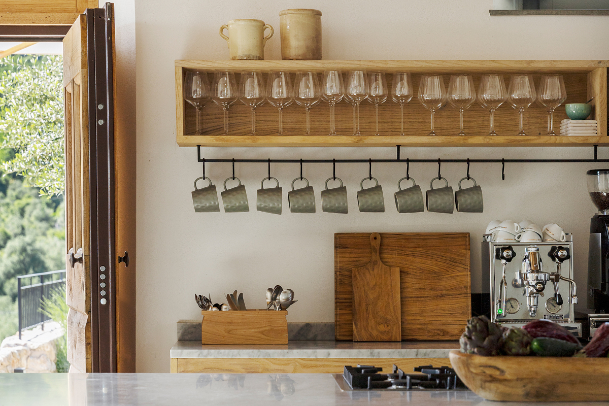 cuisine avec îlot décoration rustique chic ferme rénovée en Toscane