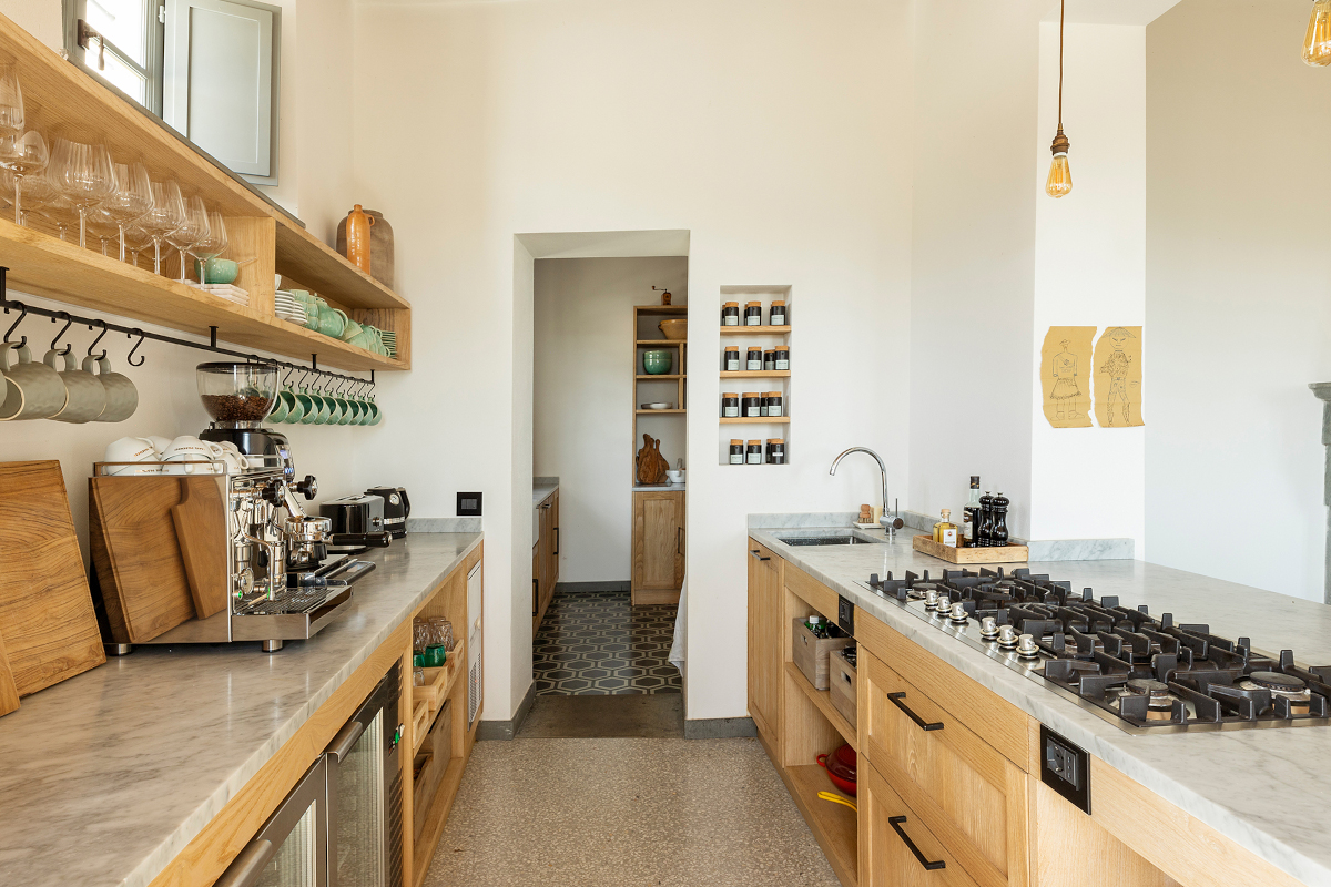 cuisine avec îlot décoration rustique chic ferme rénovée en Toscane