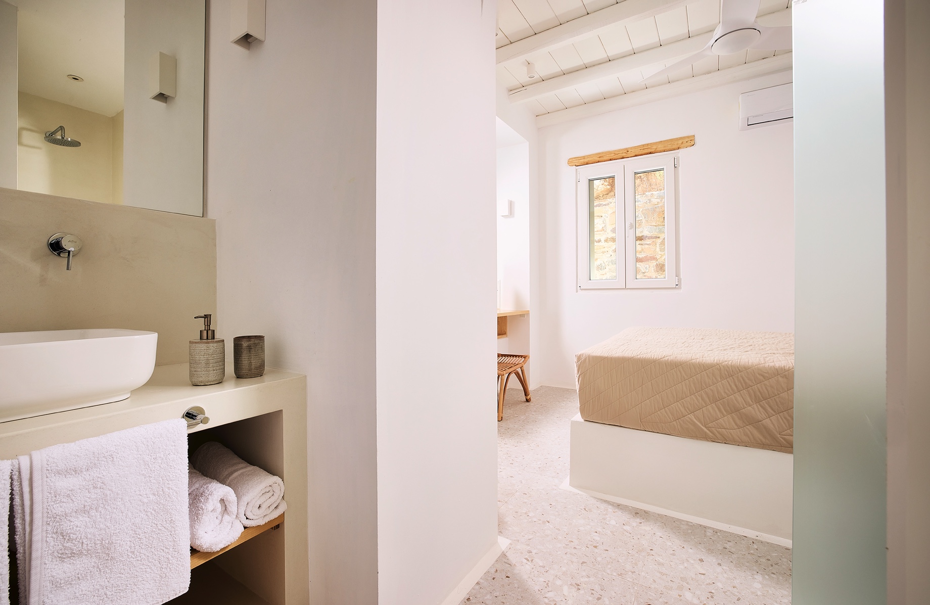 chambre et salle de bain décoration naturelle mini maison grecque de 40m2 avec piscine et vue mer chambre et salle de bain décoration naturelle mini maison grecque de 40m2 avec piscine et vue mer